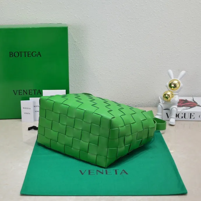 Special price of 1,600, Bottega Veneta. What can be packed in the new bowling bag? Have you got the new bowling bag? Super large capacity ~ The key is low-key, simple and casual style ~ the fashion sense is not reduced at all. It combines BV's classic woven elements and can also be used for computers. The length of the shoulder straps can be adjusted. It is suitable for tall girls to carry. Boys also have a sunny back☀️ Style number: 7466# Size: 28*21*16